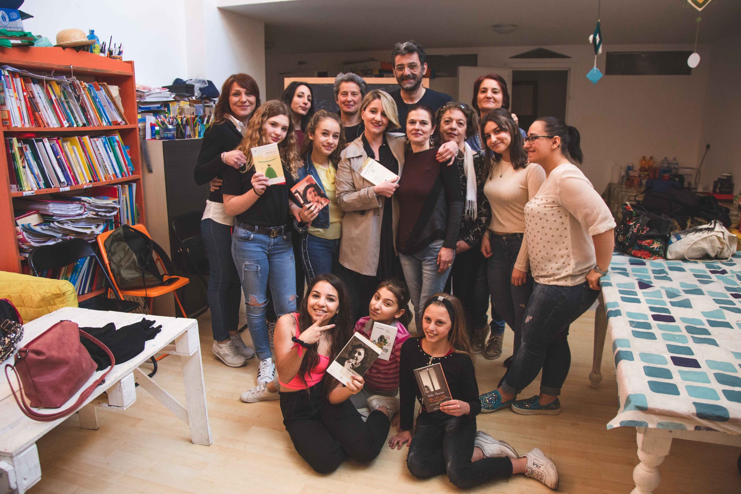 Insulae poetiche. Scrivi sempre a mezzanotte: con Di Pari Passo le donne dello ZEN hanno portato in scena un reading di poesie