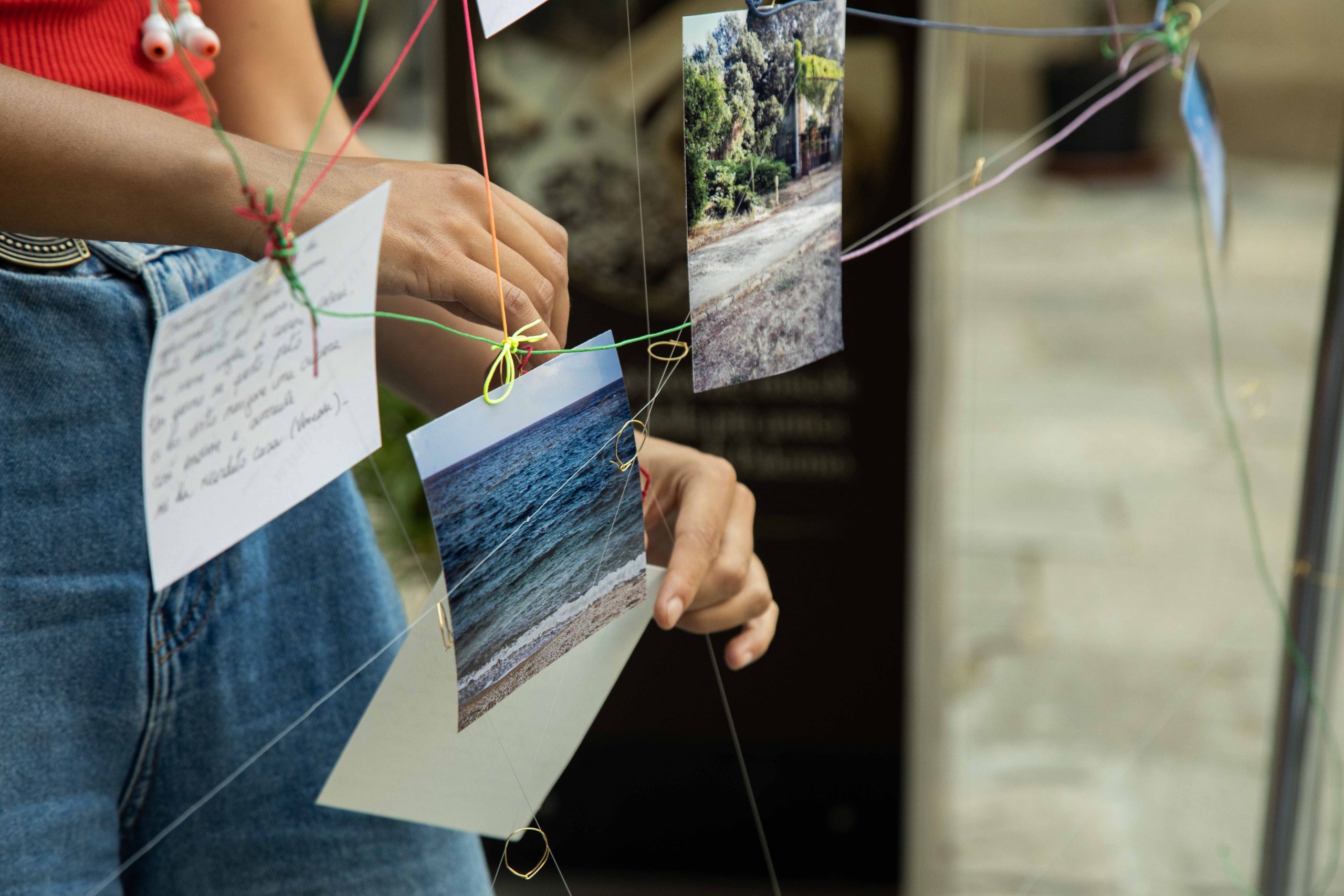 Foto, posti del cuore, legami: l’installazione #intreccifotografici